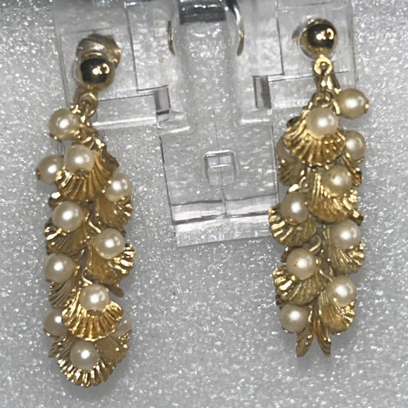 Vintage Avon Clip on Dangle Earrings Gold Plated Pearls on half Shells size 1.5" - Picture 5 of 15